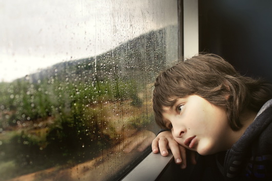 Kind im Zug